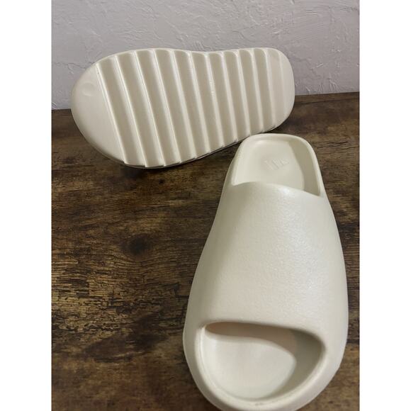 Men’s Size 9 Adidas Yeezy Bone Slide main image 6